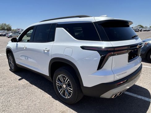 Used 2024 Chevrolet Traverse LT FWD image 3