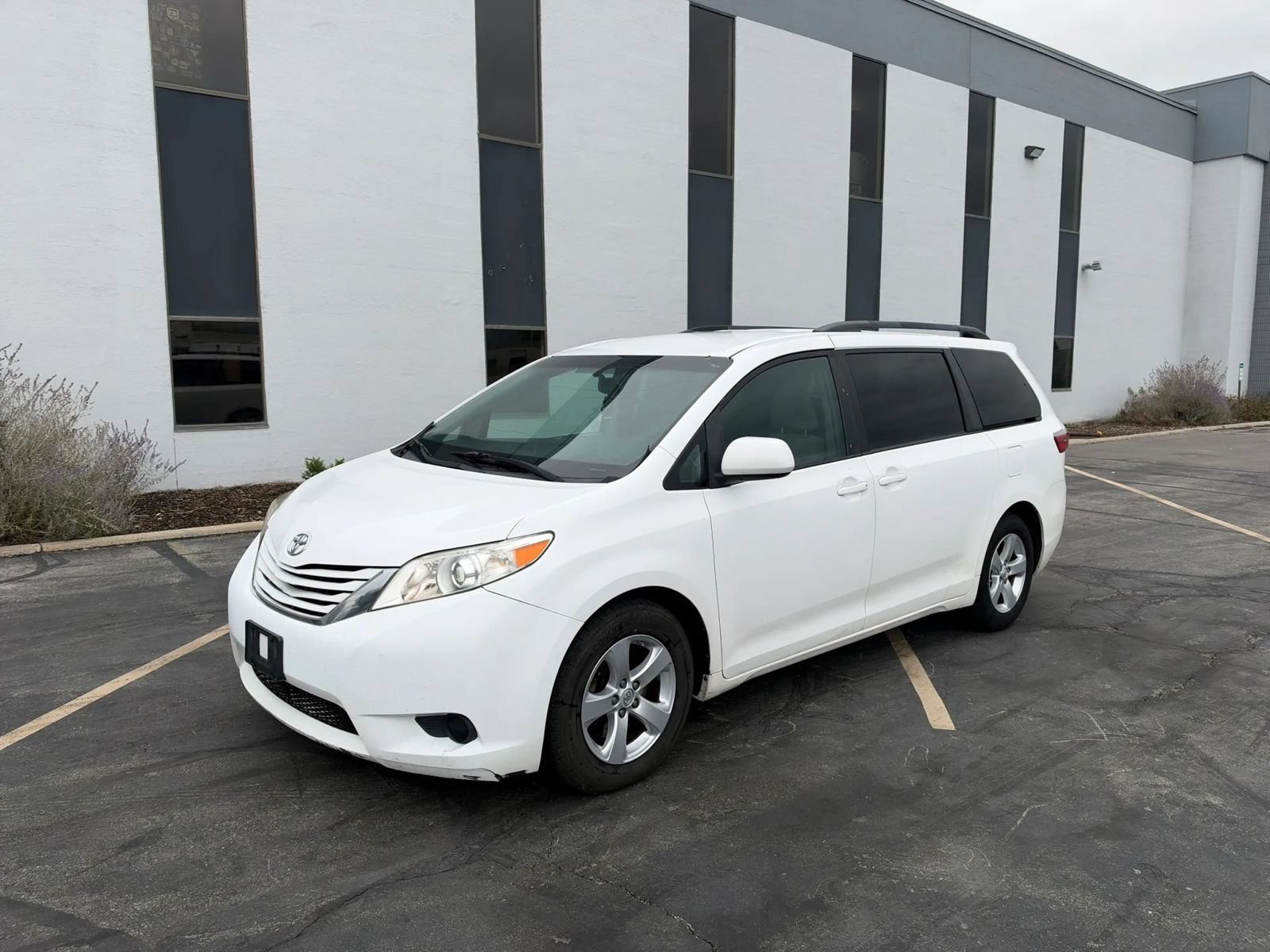 Used 2017 Toyota Sienna LE FWD image 1
