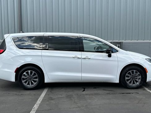 Used 2024 Chrysler Pacifica Limited FWD image 3