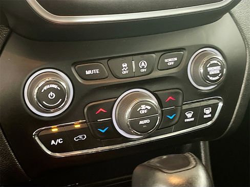 Used 2022 Jeep Cherokee Trailhawk w/ Premium Leather Package image 15