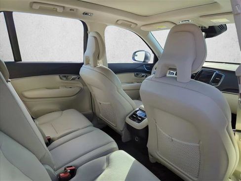 Used 2020 Volvo XC90 T5 Momentum w/ Protection Package Premier image 24