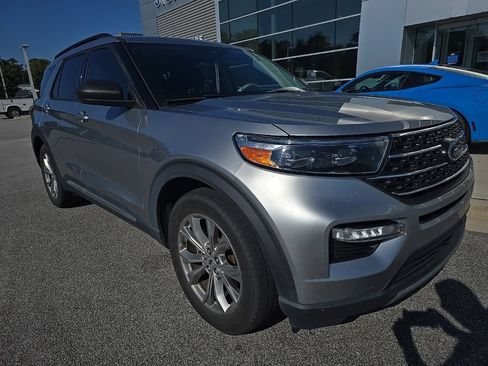 Used 2023 Ford Explorer XLT w/ Equipment Group 202A RWD image 3