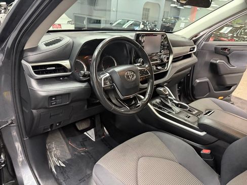 Used 2020 Toyota Highlander LE FWD image 35