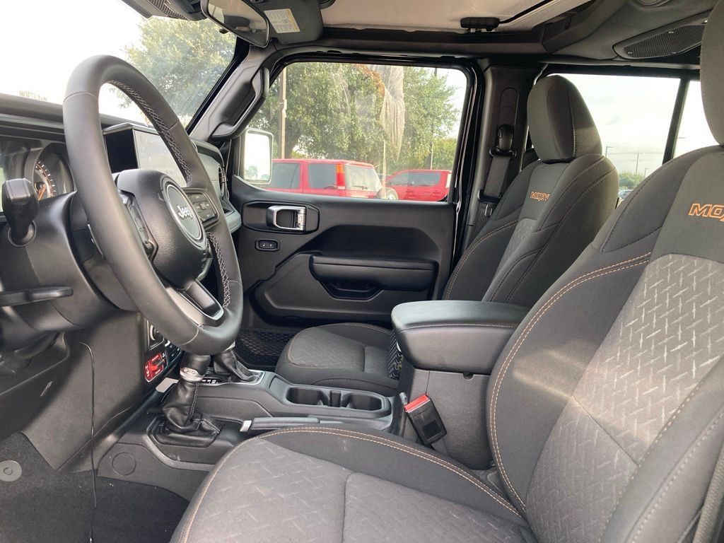 Used 2025 Jeep Gladiator Mojave w/ Convenience Group AWD/4WD image 9