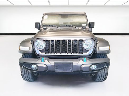 Used 2024 Jeep Wrangler Unlimited w/ Convenience Group AWD/4WD image 2