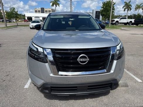 Used 2025 Nissan Pathfinder S FWD image 2