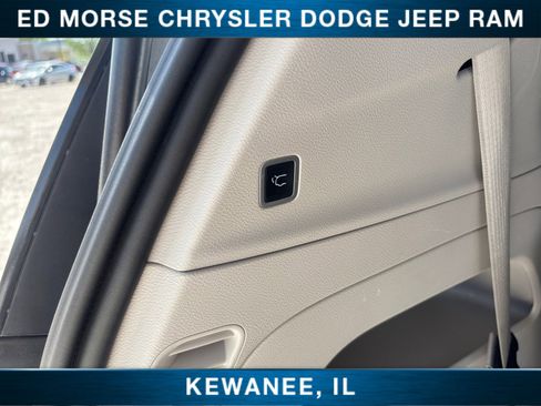 Used 2024 Chrysler Pacifica Touring-L FWD image 20