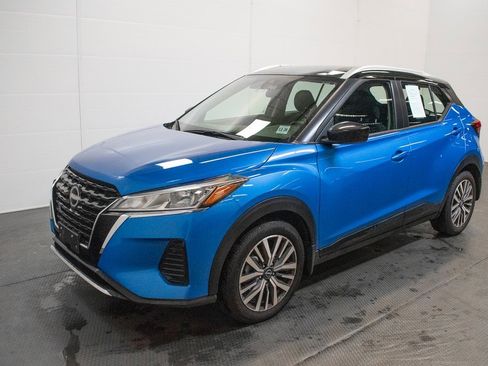 Used 2023 Nissan Kicks SV image 3
