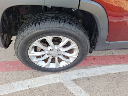 Used 2019 Jeep Cherokee Latitude w/ Popular Appearance Group image 11