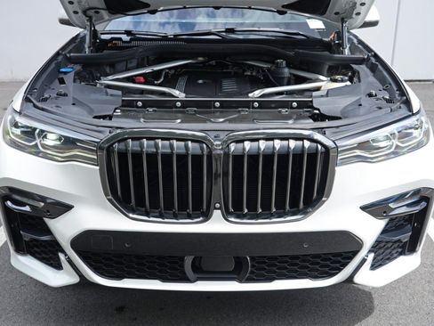 Used 2022 BMW X7 xDrive40i w/ M Sport Package AWD/4WD image 8