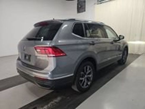 Used 2023 Volkswagen Tiguan SE w/ Panoramic Sunroof Package FWD image 18