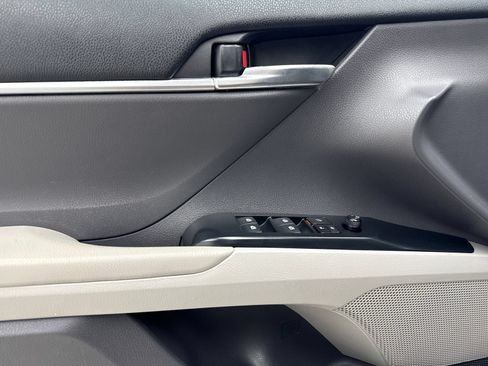 Used 2018 Toyota Camry LE FWD image 34