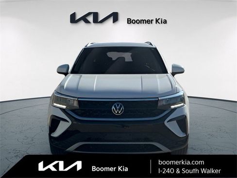 Used 2024 Volkswagen Taos SE image 2