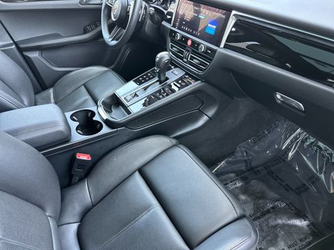 Certified 2025 Porsche Macan AWD/4WD image 17