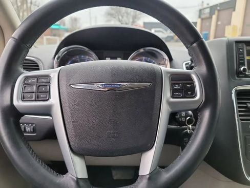 Used 2013 Chrysler Town & Country Touring image 14