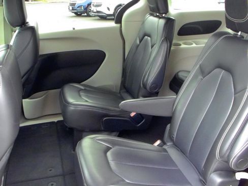 Used 2023 Chrysler Pacifica Touring-L image 6