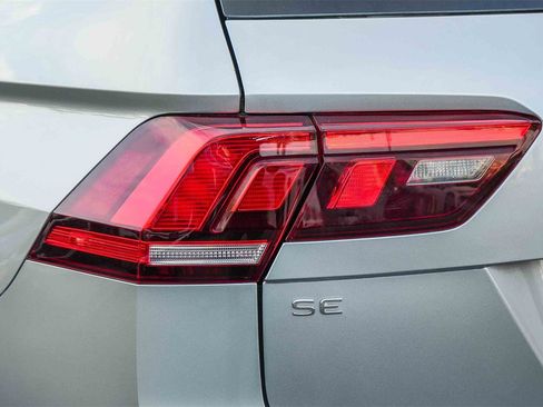 Used 2022 Volkswagen Tiguan SE R-Line image 9