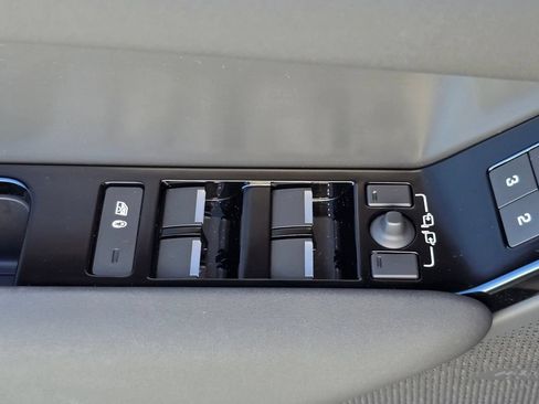 Certified 2025 Land Rover Range Rover Velar Dynamic SE AWD/4WD image 30