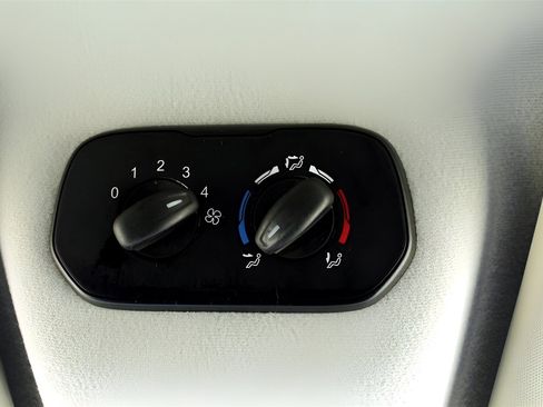 Used 2019 Ford Transit 150 XLT image 28