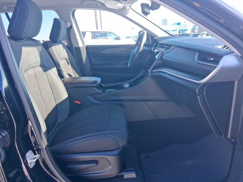 Used 2023 Jeep Grand Cherokee Laredo image 14