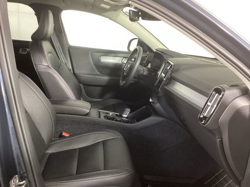 Used 2021 Volvo XC40 T5 Momentum w/ Premium Package image 9