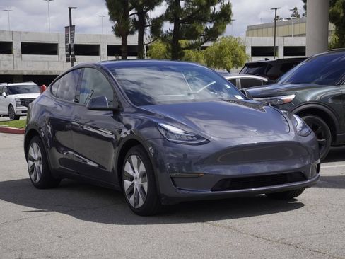 Used 2023 Tesla Model Y Long Range AWD/4WD image 2