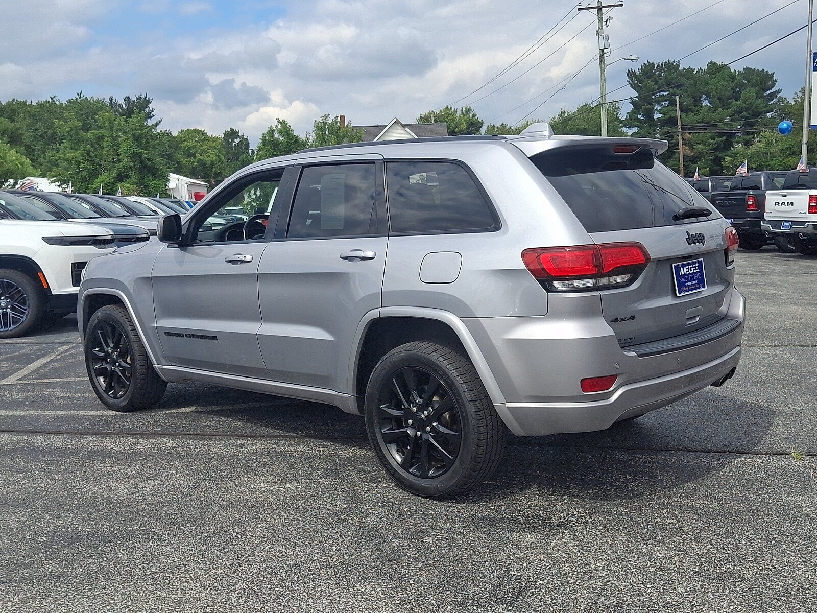 Used 2018 Jeep Grand Cherokee Altitude AWD/4WD image 4