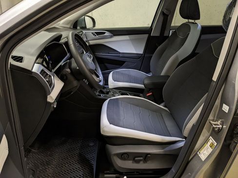 New 2026 Volkswagen Taos SE image 11