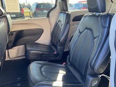 Used 2024 Chrysler Pacifica Touring-L image 22