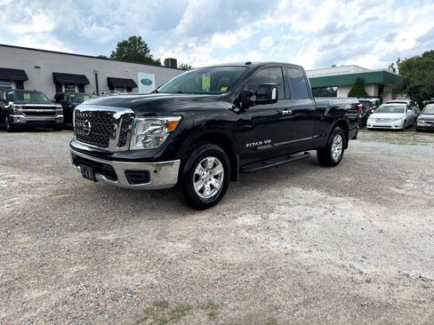 Used 2018 Nissan Titan SV w/ SV Convenience Package image 1