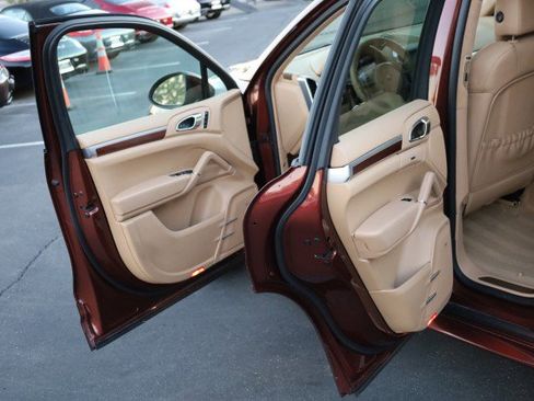 Used 2013 Porsche Cayenne GTS image 21