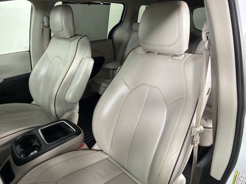 Used 2020 Chrysler Pacifica Limited FWD image 12