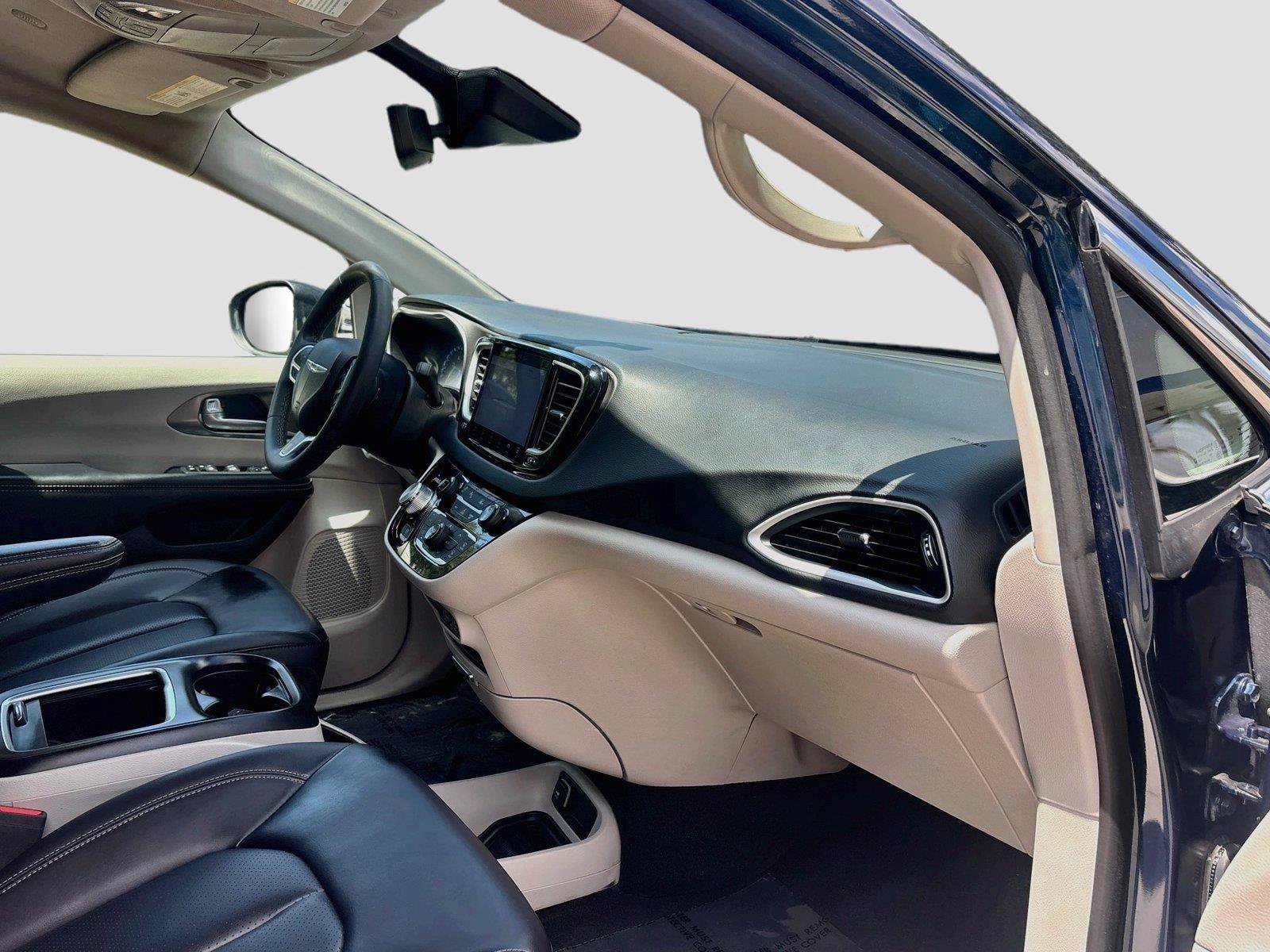 Used 2023 Chrysler Pacifica Touring-L FWD image 27