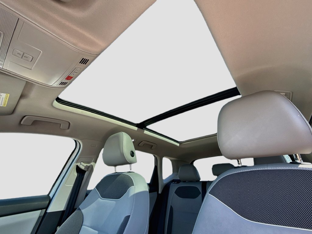 Used 2023 Volkswagen Taos SE w/ Panoramic Sunroof Package FWD image 25