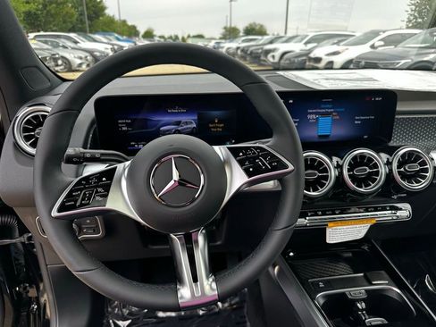 Used 2024 Mercedes-Benz EQB 300 4MATIC image 16