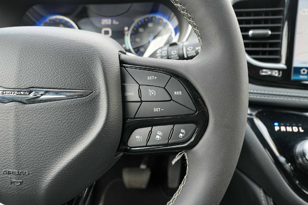 Used 2025 Chrysler Pacifica Limited FWD image 35