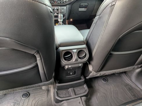 Used 2023 Jeep Wrangler Unlimited Sahara AWD/4WD image 33
