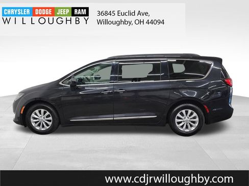 Used 2017 Chrysler Pacifica Touring-L FWD image 5