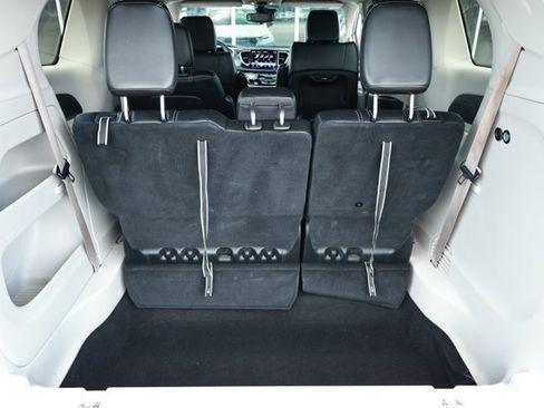 Used 2024 Chrysler Pacifica Touring-L FWD image 10