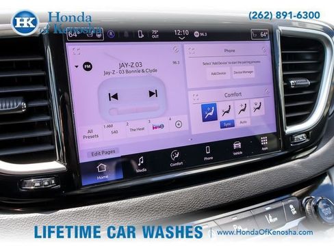 Used 2024 Chrysler Pacifica Touring-L FWD image 16