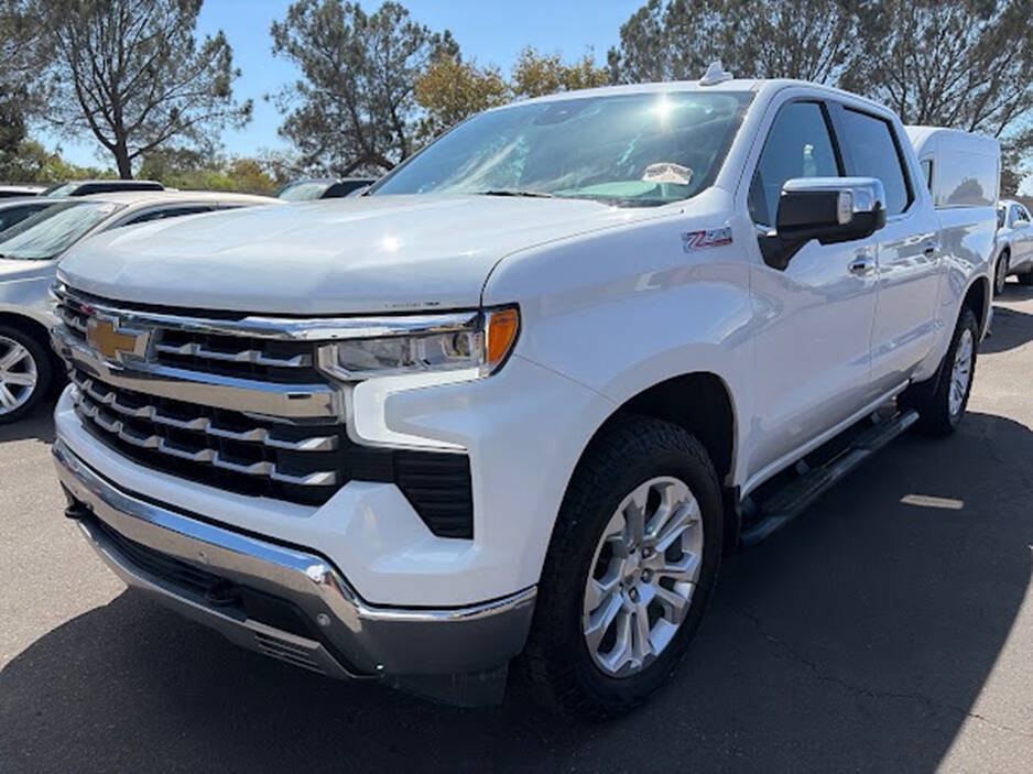 Used 2023 Chevrolet Silverado 1500 LTZ w/ LTZ Convenience Package II AWD/4WD image 3