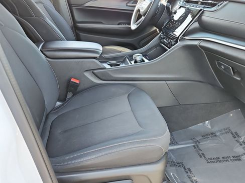 Used 2024 Jeep Grand Cherokee Laredo image 33