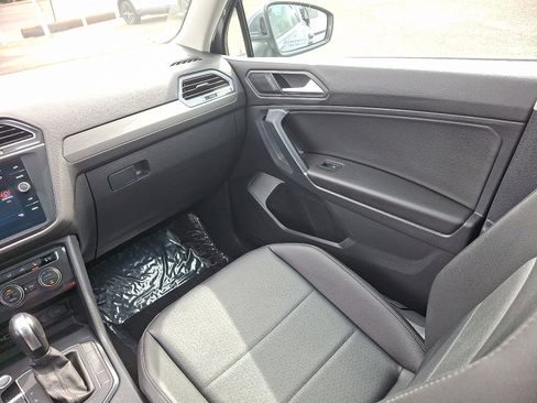 Used 2020 Volkswagen Tiguan SE w/ Panoramic Sunroof Package image 12