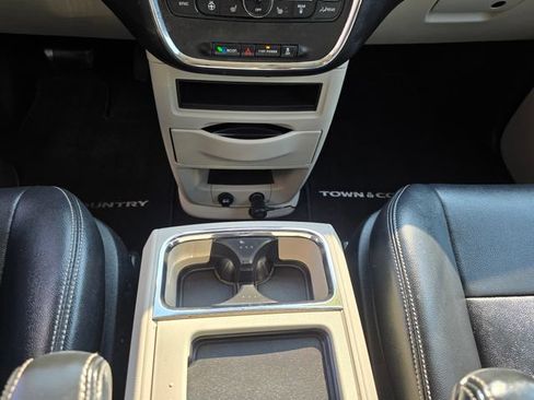 Used 2016 Chrysler Town & Country Touring w/ Driver Convenience Group FWD image 26