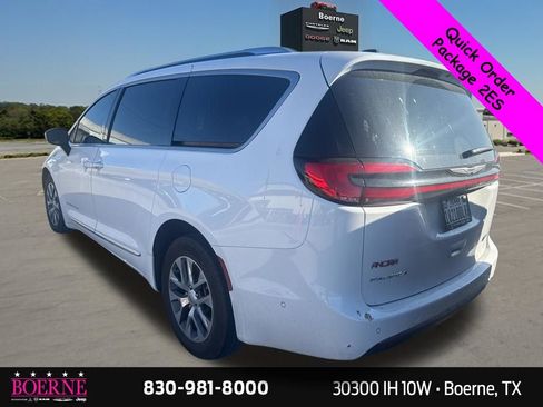 Used 2025 Chrysler Pacifica Pinnacle FWD image 8