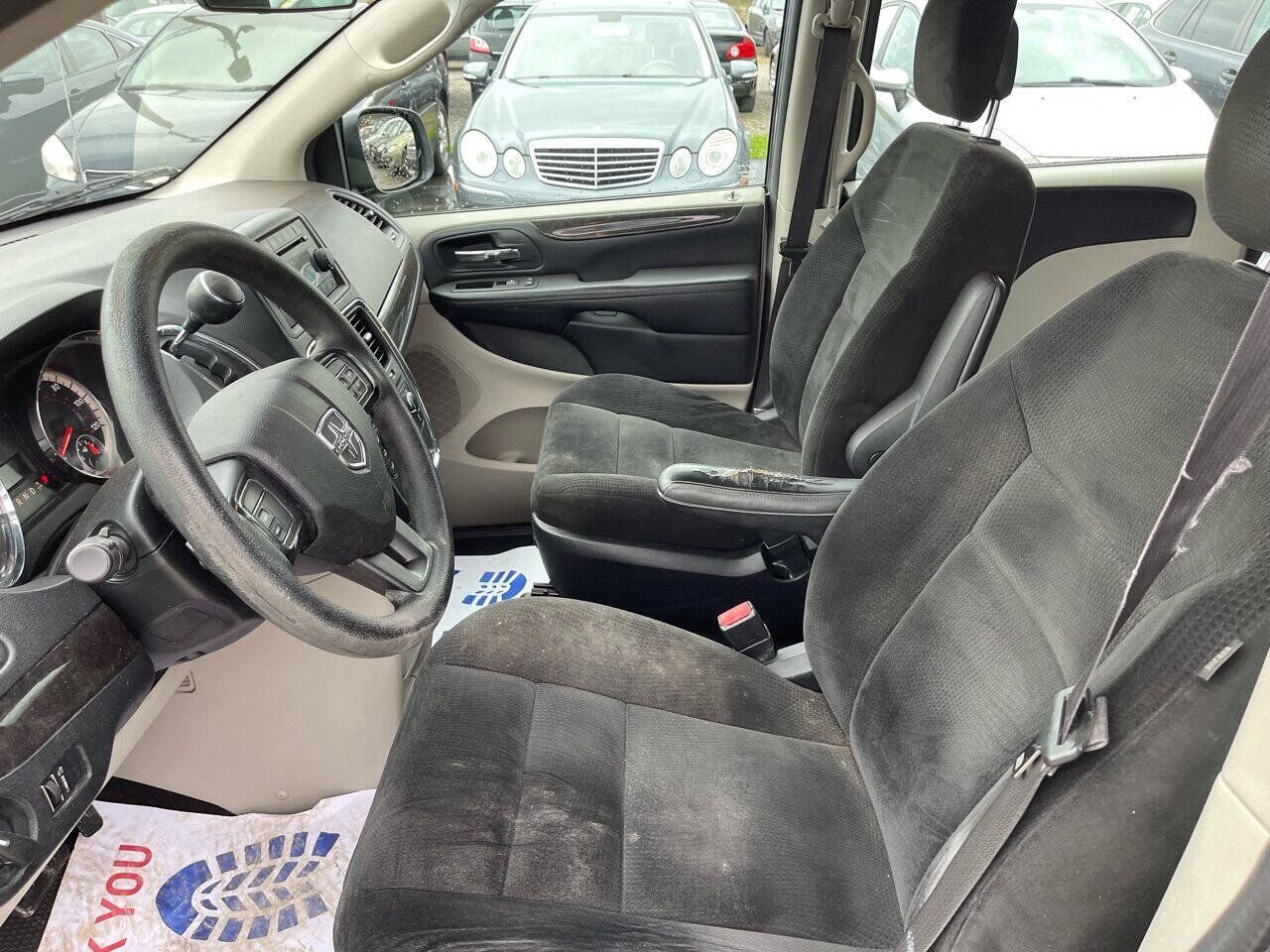Used 2016 Dodge Grand Caravan American Value Package FWD image 9