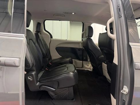 Used 2022 Chrysler Pacifica Touring-L FWD image 16