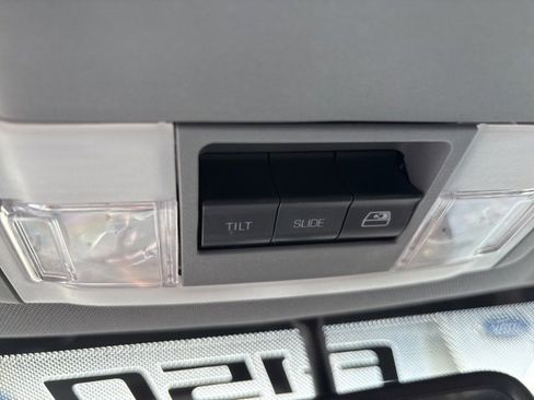 Used 2012 Ford F150 Lariat w/ Lariat Chrome Pkg image 34