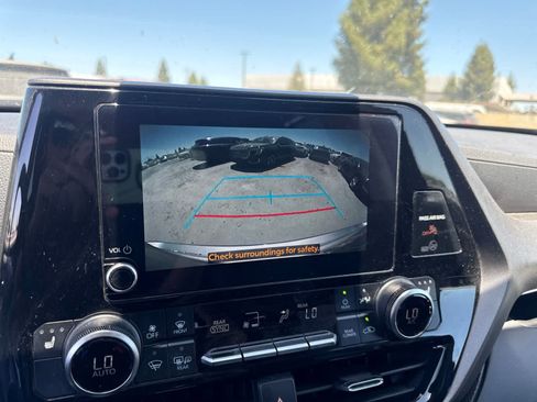 Used 2023 Toyota Highlander XLE FWD image 30