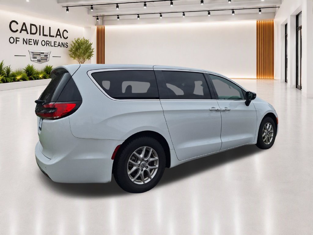 Used 2025 Chrysler Pacifica Select FWD image 6